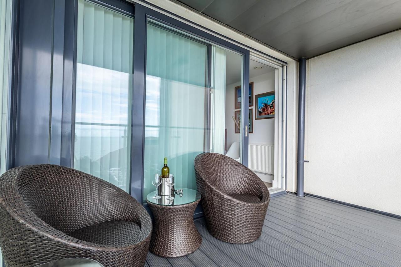 Seaview West Coast - Exceptional - 2 Bedrooms Sleeps 5 -stunning Sea Views - 500 Metres To Apartment Bournemouth
